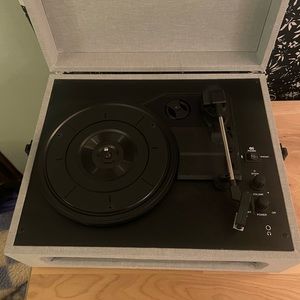 Crossed voyager record player— only used for two months